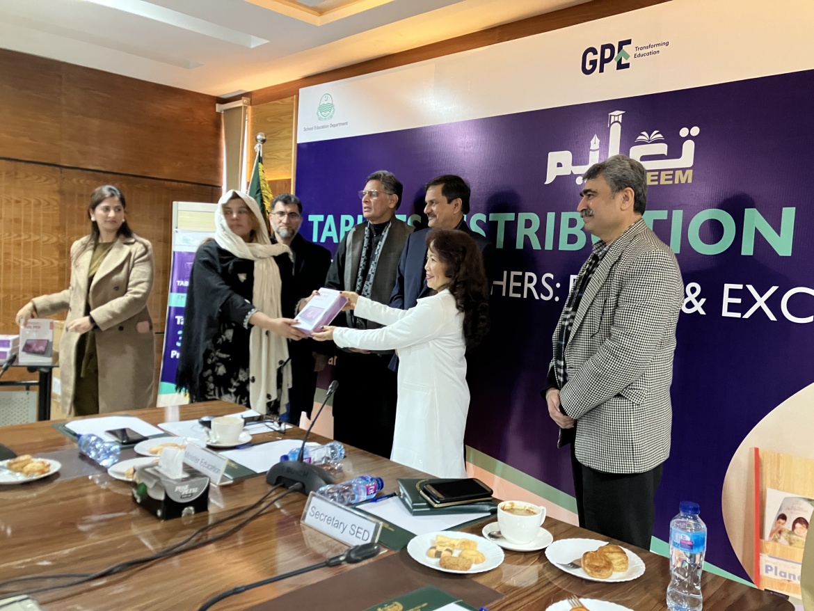 Distribution of new tablets to primary school headteachers.. Credit: GPE/Chantal Rigaud